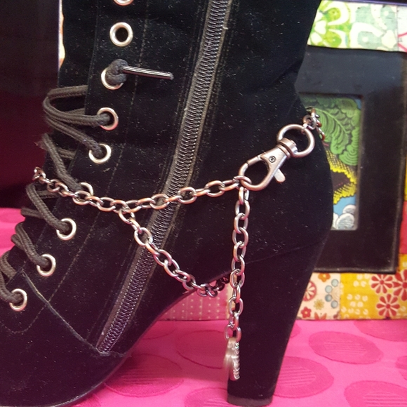 Rhinestone Studded Skull Boot Jewelry - Picture 5 of 10